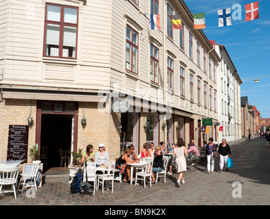 Kleinen Straßencafé im Sommer an der historischen Haga Nygata Street in Haga District von Göteborg Schweden Stockfoto