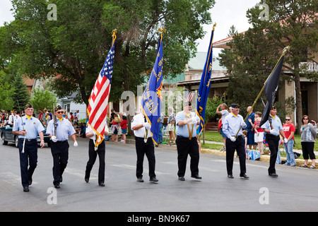 Veteranen der Kriege im Ausland marschieren in der Farben-Schutz in einem vierten Juli Parade in der kleinen Stadt von Salida, Colorado, USA Stockfoto