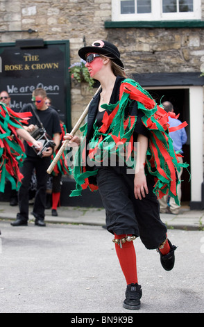 Morris Tänzerin Teilnahme an einen Tanz bei einem Volksfest in Chippenham Wiltshire England UK. Stockfoto