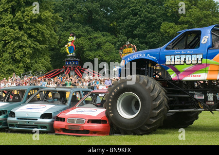 Bigfoot Monster Truck LKW Suv Ford Pickup Auto crushing Crush Big Wheel Räder Autos Junk-e-Schrott alte Bigfoot Show Displ abholen Stockfoto