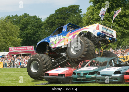 Bigfoot Monster Truck LKW Suv Ford Pickup Auto crushing Crush Big Wheel Räder Autos Junk-e-Schrott alte Bigfoot Show Displ abholen Stockfoto