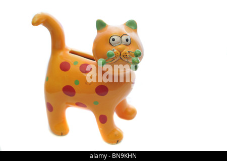 Eine gelbe Katze isoliert auf weißem Hintergrund. Sparschwein. Stockfoto