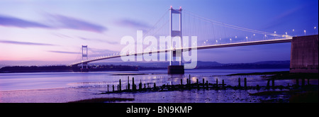 Die Severn-Brücke über die Severn-Mündung in Aust, Gloucestershire, England Stockfoto