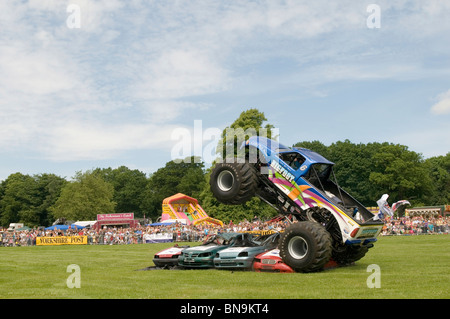 Bigfoot Monster Truck LKW Suv Ford Pickup Auto crushing Crush Big Wheel Räder Autos Junk-e-Schrott alte Bigfoot Show Displ abholen Stockfoto