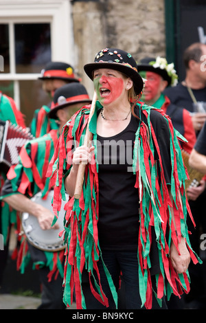 Morris Tänzerin Teilnahme an einen Tanz bei einem Volksfest in Chippenham Wiltshire England UK. Stockfoto