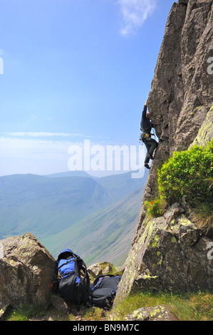 Ein Bergsteiger beginnt der Aufstieg von einem Aufstieg bekannt als Eagles Nest auf einen großen Felsen am großen Giebel im Lake District Stockfoto