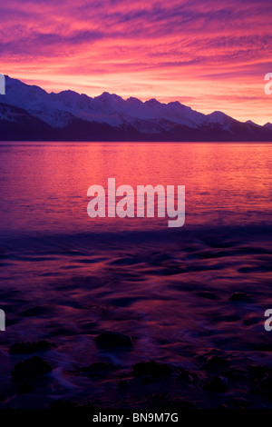 Sonnenaufgang über Resurrection Bay, Seward, Alaska. Stockfoto