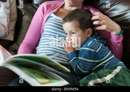 Mutter Kind vor dem Schlafengehen Geschichten lesen Stockfoto