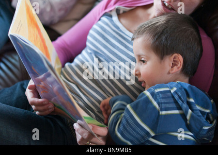 Mutter Kind vor dem Schlafengehen Geschichten lesen Stockfoto