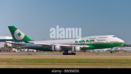 Ein EVA Air Boeing 747 (747-400) kommerziellen Jet Flugzeug landet auf dem internationalen Flughafen Vancouver, Kanada. Stockfoto