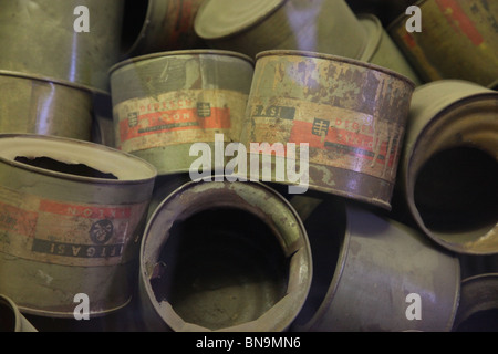 Zyklon B, Cannisters in Auschwitz Stockfoto