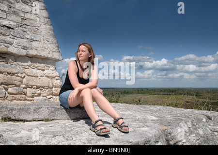 Junge Frau saß auf einem alten Maya-Ruine in Mexiko Stockfoto