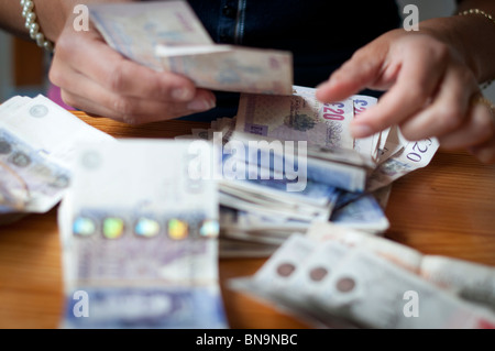 Person zählen Bargeld-Close-up Stockfoto