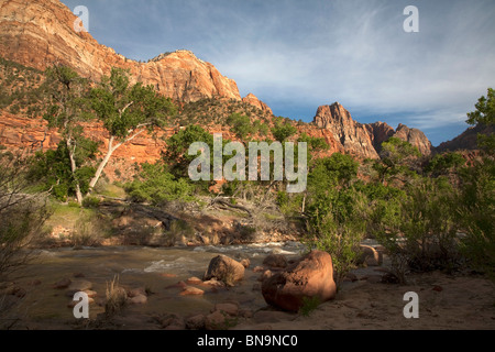 Die Wächter Berg- und Virgin River bei Sonnenuntergang im Zion Nationalpark, Utah, USA Amerika Stockfoto