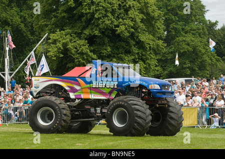 Bigfoot Monster Truck LKW Suv Ford Pickup Auto crushing Crush Big Wheel Räder Autos Junk-e-Schrott alte Bigfoot Show Displ abholen Stockfoto