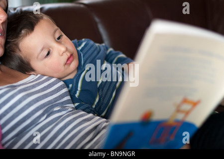 Mutter Kind vor dem Schlafengehen Geschichten lesen Stockfoto