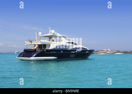 Luxus-Yacht in Türkis Illetes Formentera Mittelmeer Balearen Stockfoto