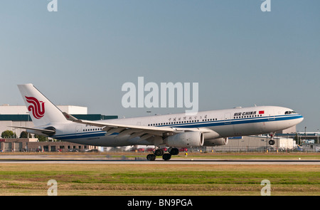 Ein Air China Airbus A330-200-Commercial Jet Flugzeug landet auf dem Vancouver international Airport, Canada. Stockfoto