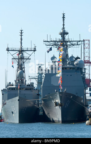 USS Robert G. Bradley (FFG-49) und USS Gettysburg (CG-64) Stockfoto