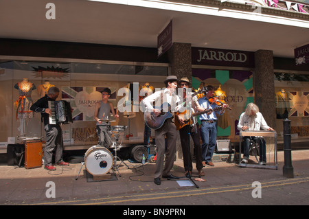 Eine Gruppe von Straßenmusikern Straßenmusik in Norwich, Norfolk, England, Großbritannien, Uk Stockfoto