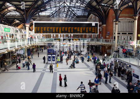 Der Bahnhof Liverpool Street, London, Sonntag, 11. April 2010. Stockfoto