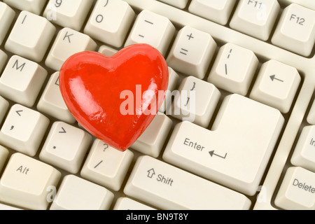 Red Heart Shape und Computer-Tastatur Stockfoto