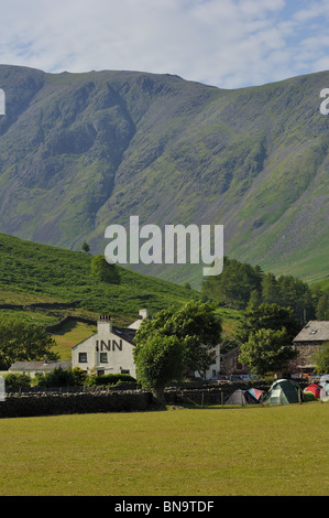 Säule erhebt sich majestätisch über das Inn at Wasdale Head im Lake District Stockfoto