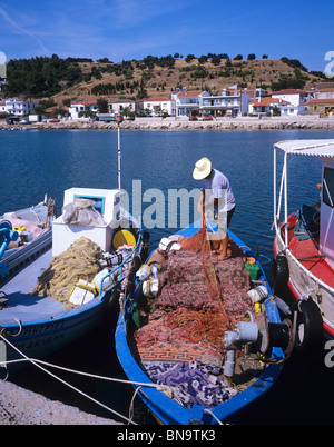 Kassandra Halbinsel - typischen griechischen Fischer dazu neigt, seine Netze im Hafen von Nea Skioni Stockfoto