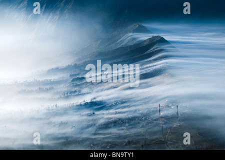 Nebel fließt über Cemoro Lawang und Zutritt Krater Gunung Bromo und Mount Bromo Java Indonesien. Stockfoto