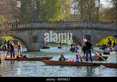 Bootfahren im Frühjahr auf dem Fluss Cam in Cambridge, England Stockfoto