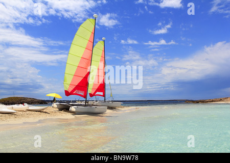 Hobie Cat Katamaran Formentera Strand Illetas Blue sky Balearic Illetes Stockfoto