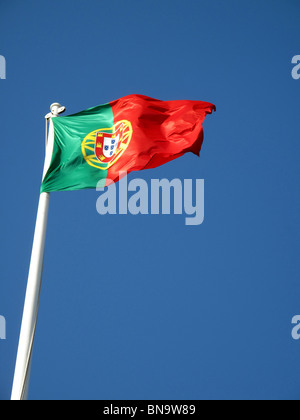 Eine portugiesische Flagge im Wind Stockfoto