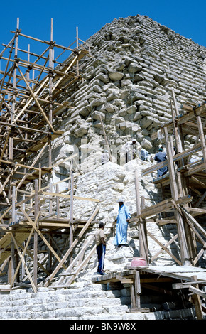 Restaurierungsarbeiten an der Grabanlage des Djoser, besser bekannt als Stufenpyramide in Sakkara in Ägypten. Stockfoto