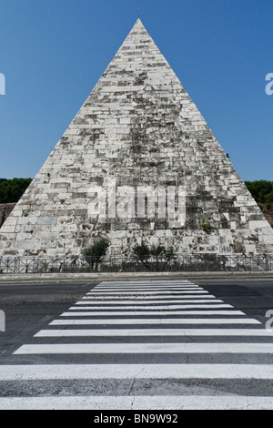 Pyramide des Cestius in Rom, Italien Stockfoto