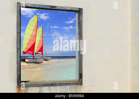 Formentera Strand Hobie Cat Illetes Blick aus gealterten Vintage Fenster Stockfoto