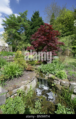 Stonyford Bauerngärten, England. Malerischen Frühling Blick auf Teich und Wasser Feature Stonyford Bauerngärten. Stockfoto