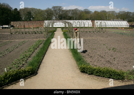 Nachlass von Tatton Park, England. Zeitigen Frühjahr Blick auf Tatton Park Gemüsegarten. Stockfoto