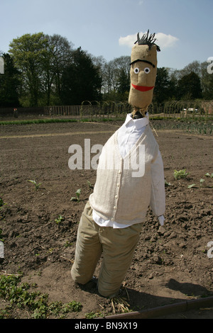 Nachlass von Tatton Park, England. Zeitigen Frühjahr Blick auf eine Vogelscheuche im Gemüsegarten Tatton Park. Stockfoto