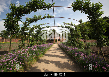 Nachlass von Tatton Park, England. Frühlings-Blick auf den Garten Gemüse, Tee Hauseingang Rose Garden im Hintergrund. Stockfoto