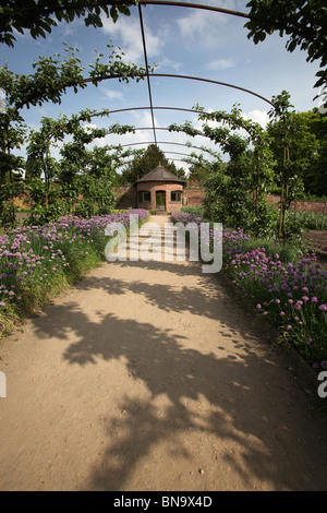 Nachlass von Tatton Park, England. Frühlings-Blick auf den Garten Gemüse, Tee Hauseingang Rose Garden im Hintergrund. Stockfoto