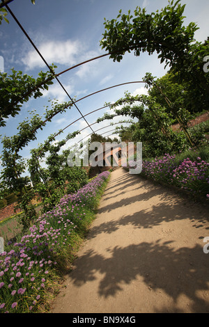 Nachlass von Tatton Park, England. Frühlings-Blick auf Tatton Park Gemüsegarten. Stockfoto