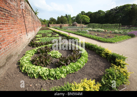 Nachlass von Tatton Park, England. Frühlings-Blick auf Tatton Park Gemüsegarten. Stockfoto