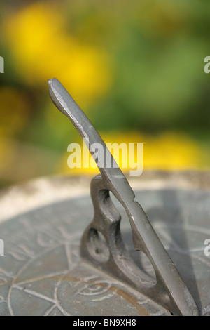 Weinend Asche Garten, England. Nahaufnahme einer Sonnenuhr in Wehklagen Asche Gardens. Stockfoto