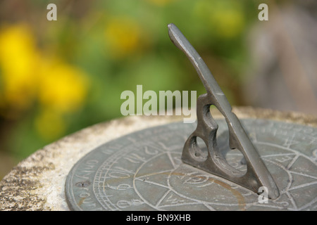 Weinend Asche Garten, England. Nahaufnahme einer Sonnenuhr in Wehklagen Asche Gardens. Stockfoto