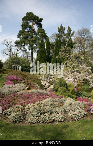 Cholmondeley Schlossgärten. Frühlings-Blick auf Cholmondeley Castle Tempel Wassergarten. Stockfoto