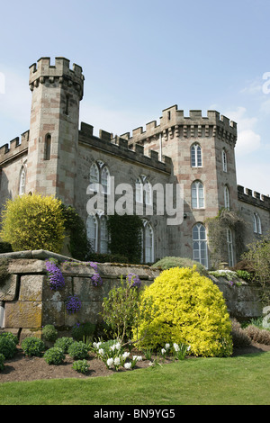 Cholmondeley Schlossgärten. Frühlings-Blick auf Cholmondeley Burg. Stockfoto