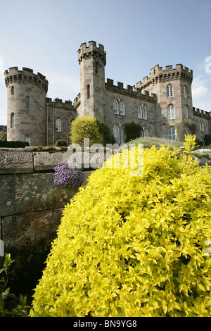 Cholmondeley Schlossgärten. Frühlings-Blick auf Cholmondeley Burg. Stockfoto