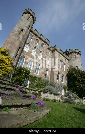 Cholmondeley Schlossgärten. Niedrige abgewinkelt Ansicht Südfassade Cholmondeley Castle. Stockfoto