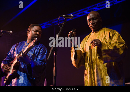 Gitarrist und Sänger mit Toumani Diabate Band erklingt in Hay Festival 2010 Hay on Wye Powys Wales UK Stockfoto