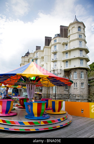 Das Grand Hotel und fröhlich gehen um Vergnügungen auf Llandudno Pier Wales Großbritannien uk Stockfoto